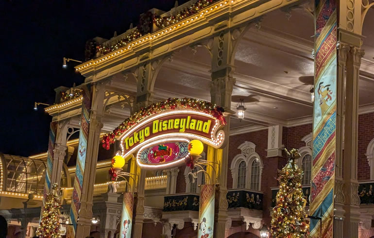 ディズニーランドのエントランス