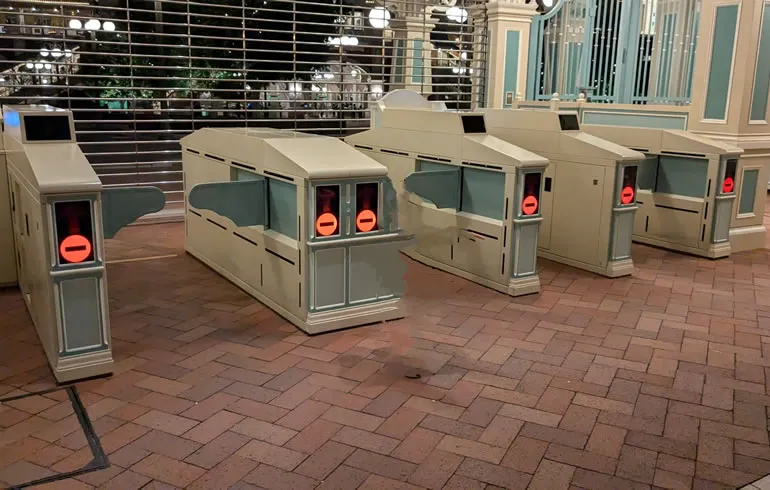 ディズニーランドのゲート