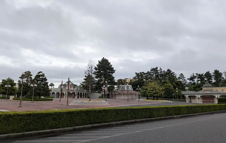 ディズニーランドの入園ゲート付近