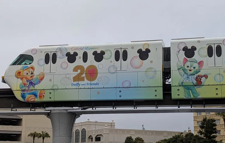 リゾートラインのダッフィー20周年ラッピング