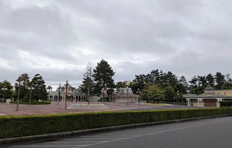 ディズニーランドの入園エントランス付近