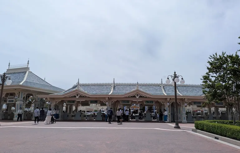 ディズニーランドの入園ゲート