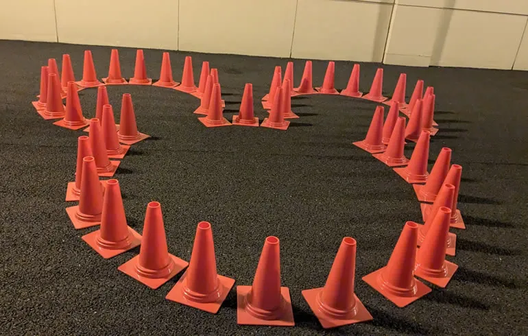 赤コーンでできたミッキーアート