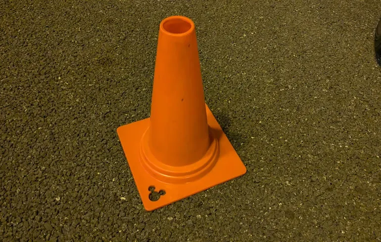 隠れミッキーがいる赤コーン