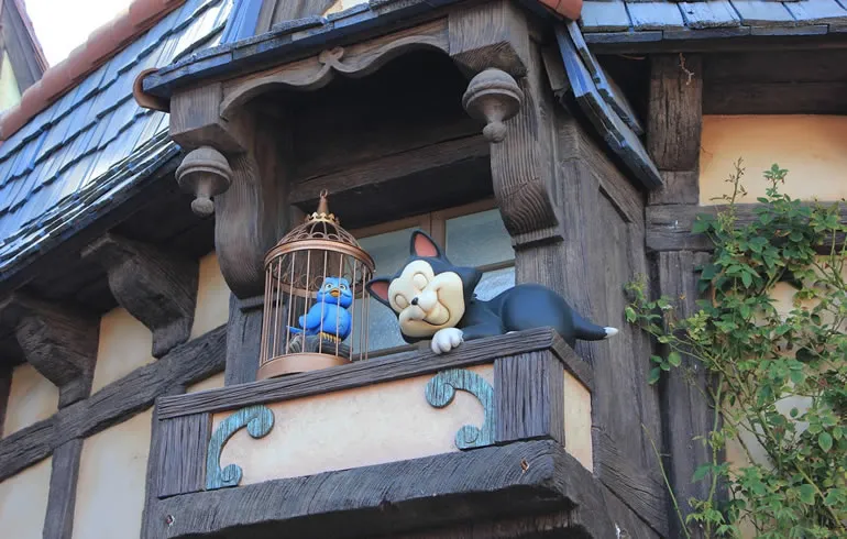 カリフォルニアディズニーにいるフィガロ