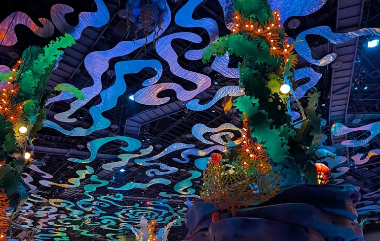 マーメイドラグーン内の天井